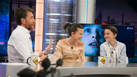 El rotulador mágico con el que Pablo Motos ha sorprendido a Millie Bobby Brown y Noah Schnapp El rotulador mágico con el que Pablo Motos ha sorprendido a Millie Bobby Brown y Noah Schnapp