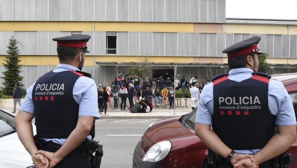 Dos agentes de los Mossos ante un punto de votación el pasado domingo