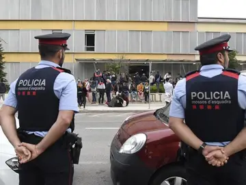 Dos agentes de los Mossos ante un punto de votación el pasado domingo Dos agentes de los Mossos ante un punto de votación el pasado domingo