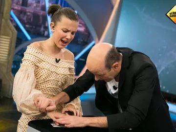 Jandro sorprende a Millie Bobby Brown y Noah Schnapp Jandro sorprende a Millie Bobby Brown y Noah Schnapp