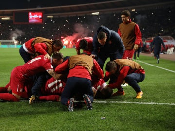 Prijovic celebra con sus compañeros de equipo el gol de la victoria