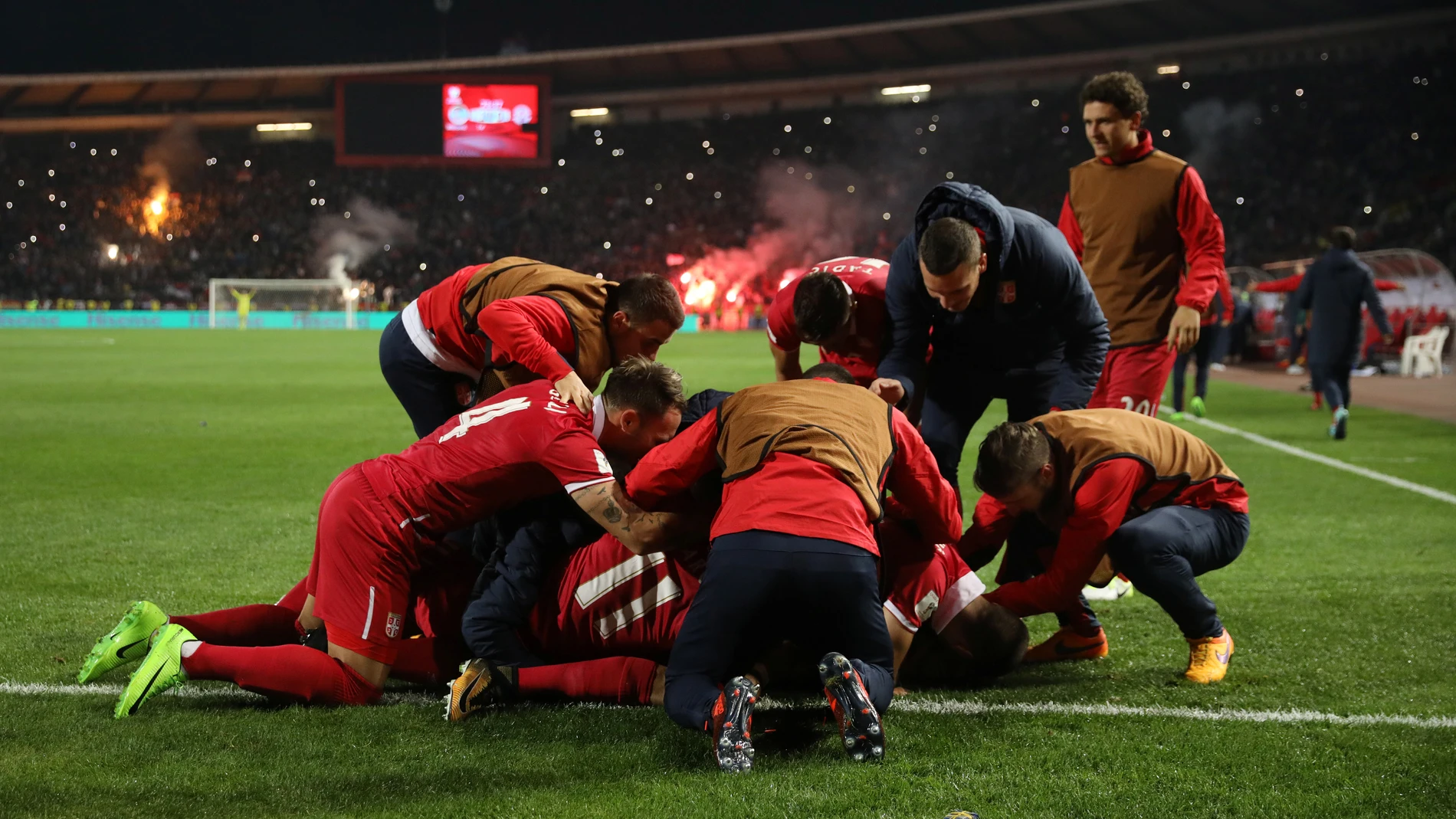 Prijovic celebra con sus compañeros de equipo el gol de la victoria Prijovic celebra con sus compañeros de equipo el gol de la victoria