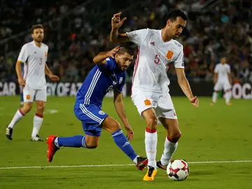 Busquets protege un balón ante la marca de un jugador de Israel Busquets protege un balón ante la marca de un jugador de Israel