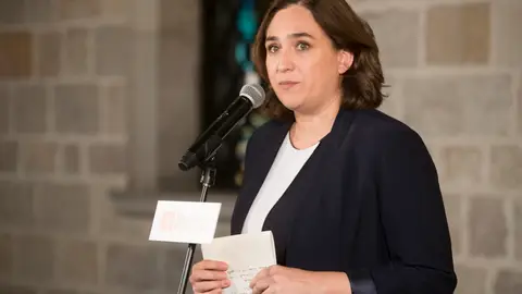 Colau pide a Rajoy y a Puigdemont que no tomen decisiones contra el diálogo Colau pide a Rajoy y a Puigdemont que no tomen decisiones contra el diálogo