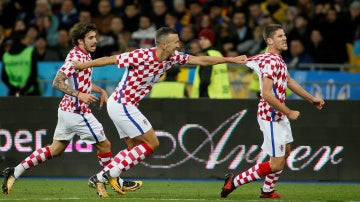 Kramaric celebra con Perisic y Vrsaljko el gol de la victoria