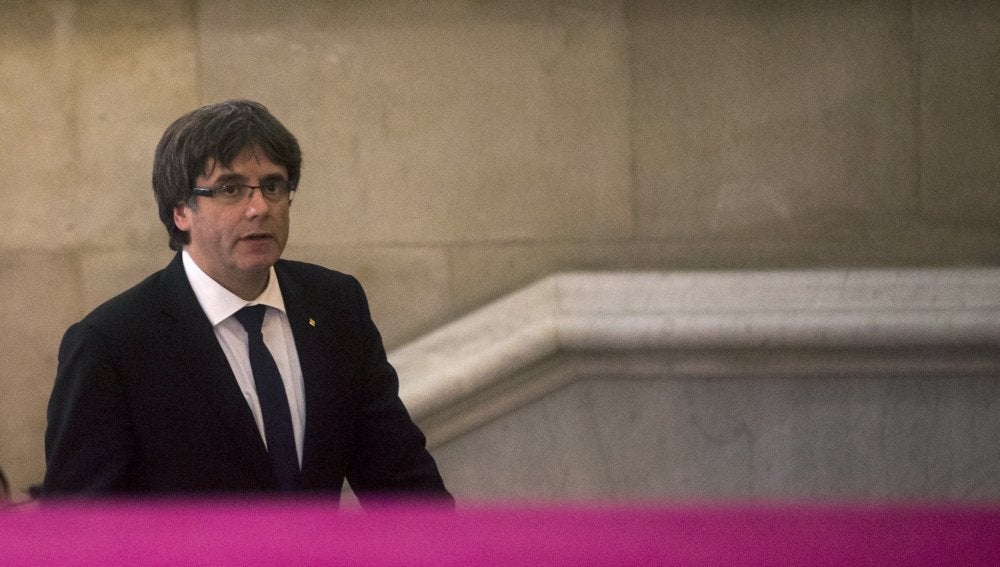 Puigdemont llega al Parlament 