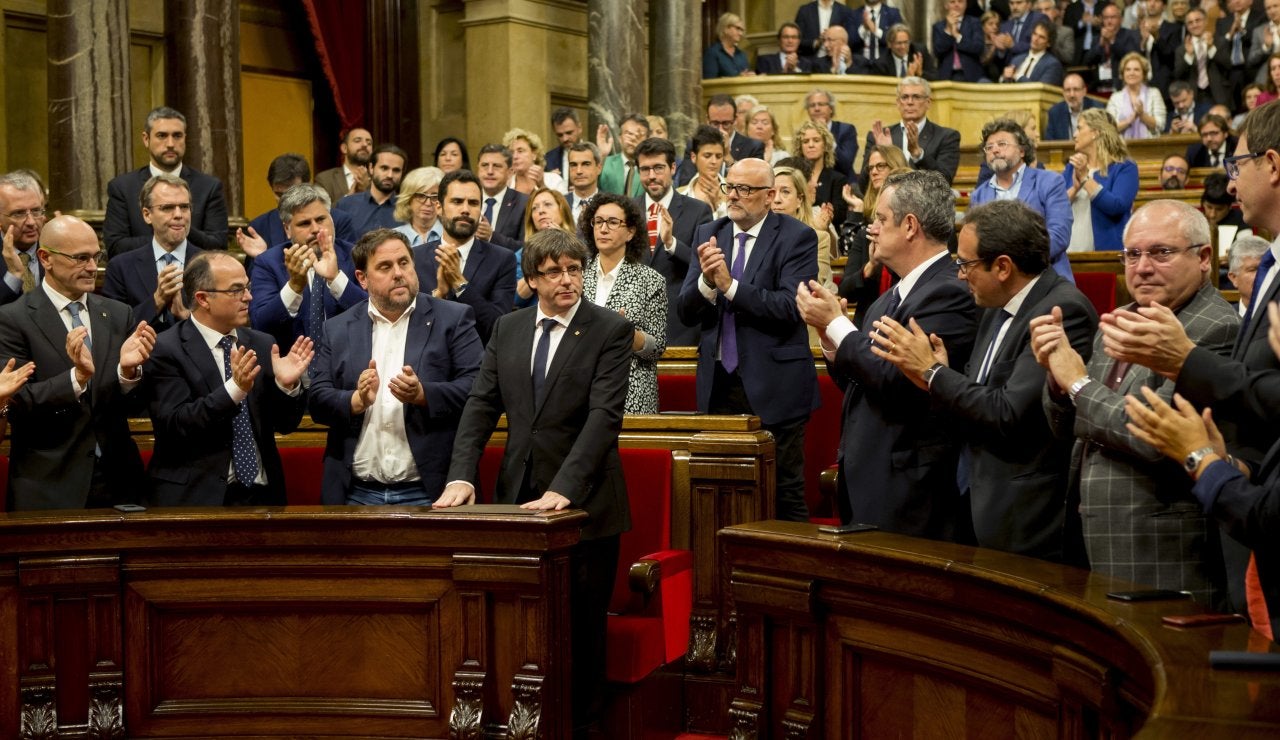 Diputados del Parlament catalán tras el discurso de Puigdemont Diputados del Parlament catalán tras el discurso de Puigdemont