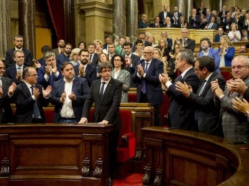 Diputados del Parlament catalán tras el discurso de Puigdemont