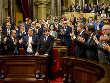 Diputados del Parlament catalán tras el discurso de Puigdemont Diputados del Parlament catalán tras el discurso de Puigdemont
