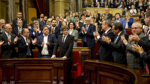 Diputados del Parlament catalán tras el discurso de Puigdemont Diputados del Parlament catalán tras el discurso de Puigdemont
