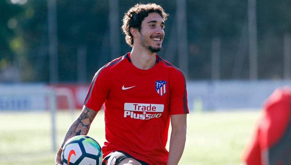 Vrsaljko sonríe durante un entrenamiento del Atlético
