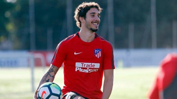 Vrsaljko sonríe durante un entrenamiento del Atlético