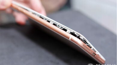 Muerde la batería de un iPhone para comprobar si es auténtica y le explota en la cara 