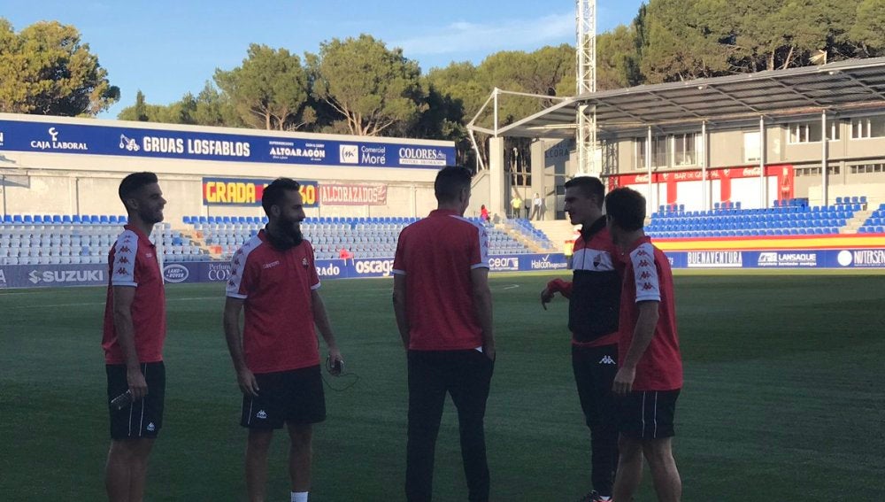 Banderas de España en la visita del Reus al campo del Huesca