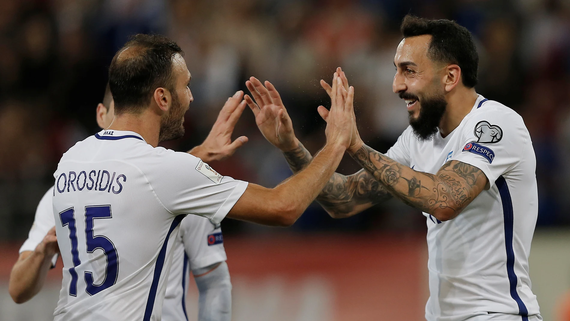 Mitroglou choca las manos con Torosidis Mitroglou choca las manos con Torosidis