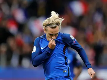 Griezmann se besa el escudo de Francia Griezmann se besa el escudo de Francia