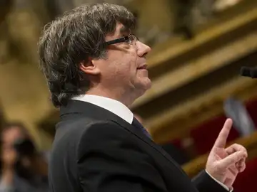 Carles Puigdemont durante su discurso en el Parlament Carles Puigdemont durante su discurso en el Parlament