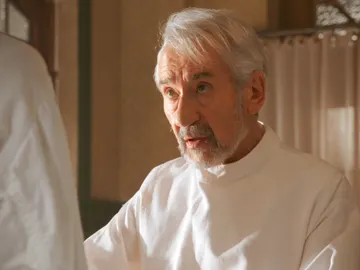 Vicente descubre el grave estado de salud de Carmen al dirigir su operación Vicente descubre el grave estado de salud de Carmen al dirigir su operación