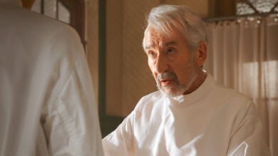 Vicente descubre el grave estado de salud de Carmen al dirigir su operación