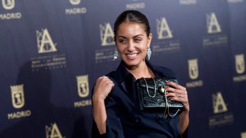 Hiba Abouk presume de complementos
