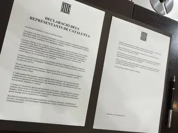 Documento que están firmando en el Parlament Documento que están firmando en el Parlament