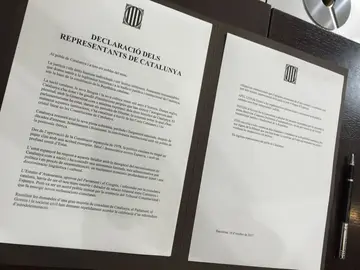Documento que están firmando en el Parlament Documento que están firmando en el Parlament