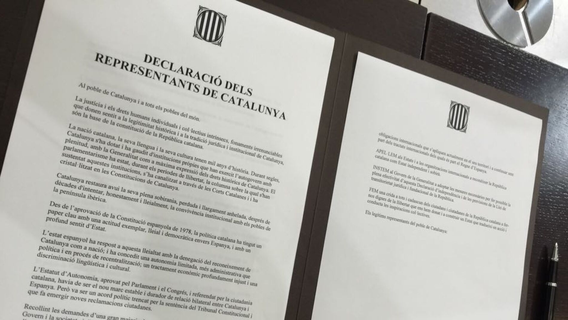 Documento que est&aacute;n firmando en el Parlament