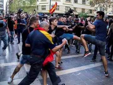 Grupos de ultraderecha boicotean una manifestación en Valencia Grupos de ultraderecha boicotean una manifestación en Valencia