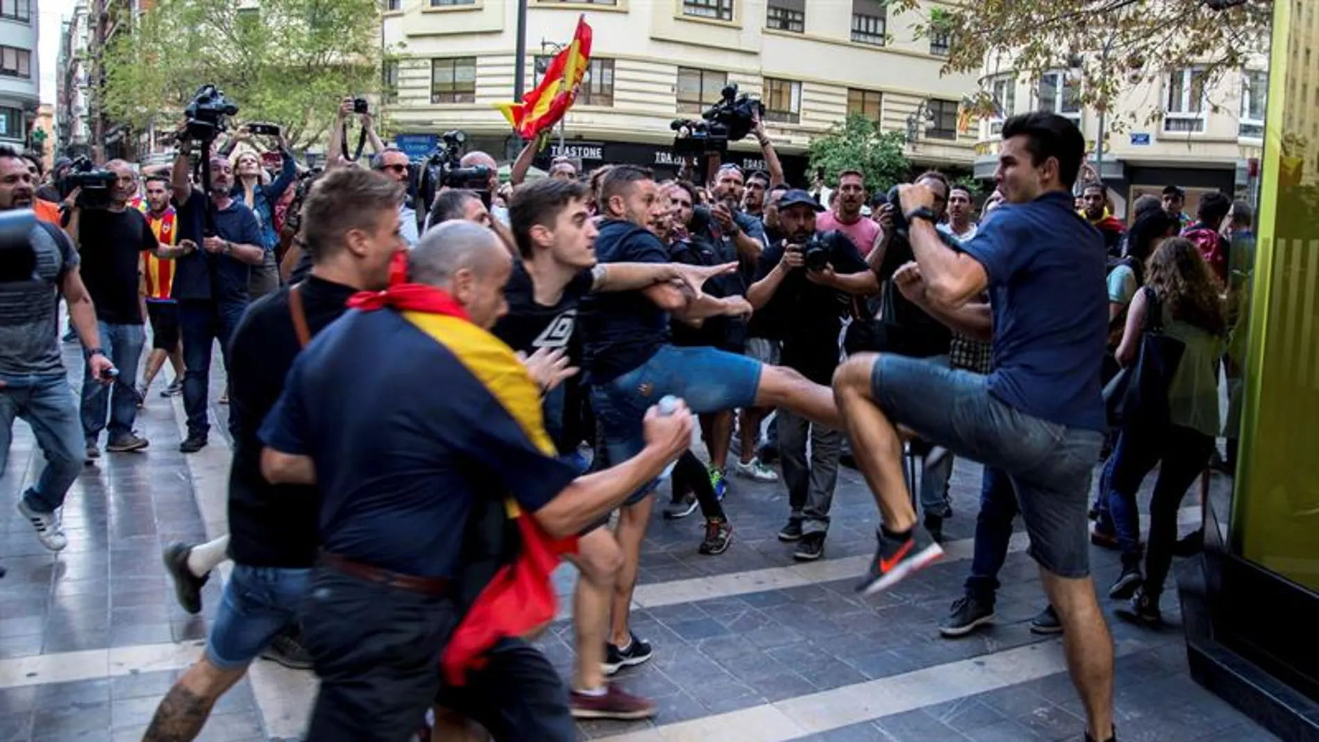 Grupos de ultraderecha boicotean una manifestación en Valencia Grupos de ultraderecha boicotean una manifestación en Valencia