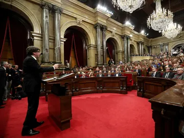 Puigdemont en su discurso ante el parlamento catalán Puigdemont en su discurso ante el parlamento catalán