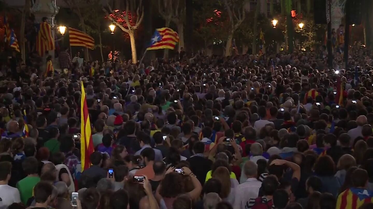 De la euforia a la tristeza: así ha vivido la gente el discurso de Puigdemont
