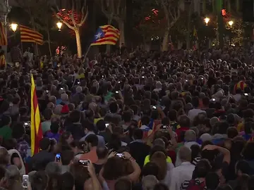 De la euforia a la tristeza: así ha vivido la gente el discurso de Puigdemont De la euforia a la tristeza: así ha vivido la gente el discurso de Puigdemont