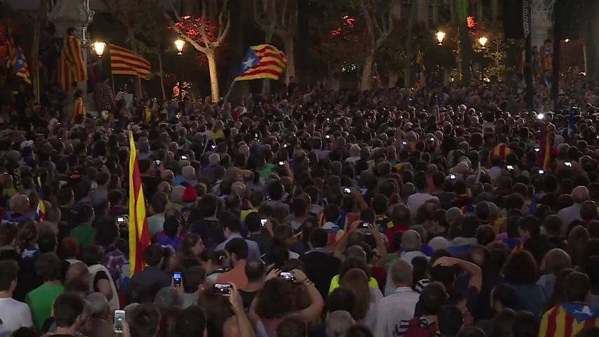 De la euforia a la tristeza: así ha vivido la gente el discurso de Puigdemont