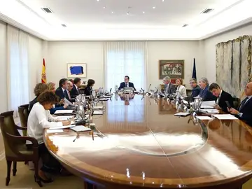 Vista general de la reunión extraordinaria del Consejo de Ministros celebrada tras las palabras de Puigdemont Vista general de la reunión extraordinaria del Consejo de Ministros celebrada tras las palabras de Puigdemont