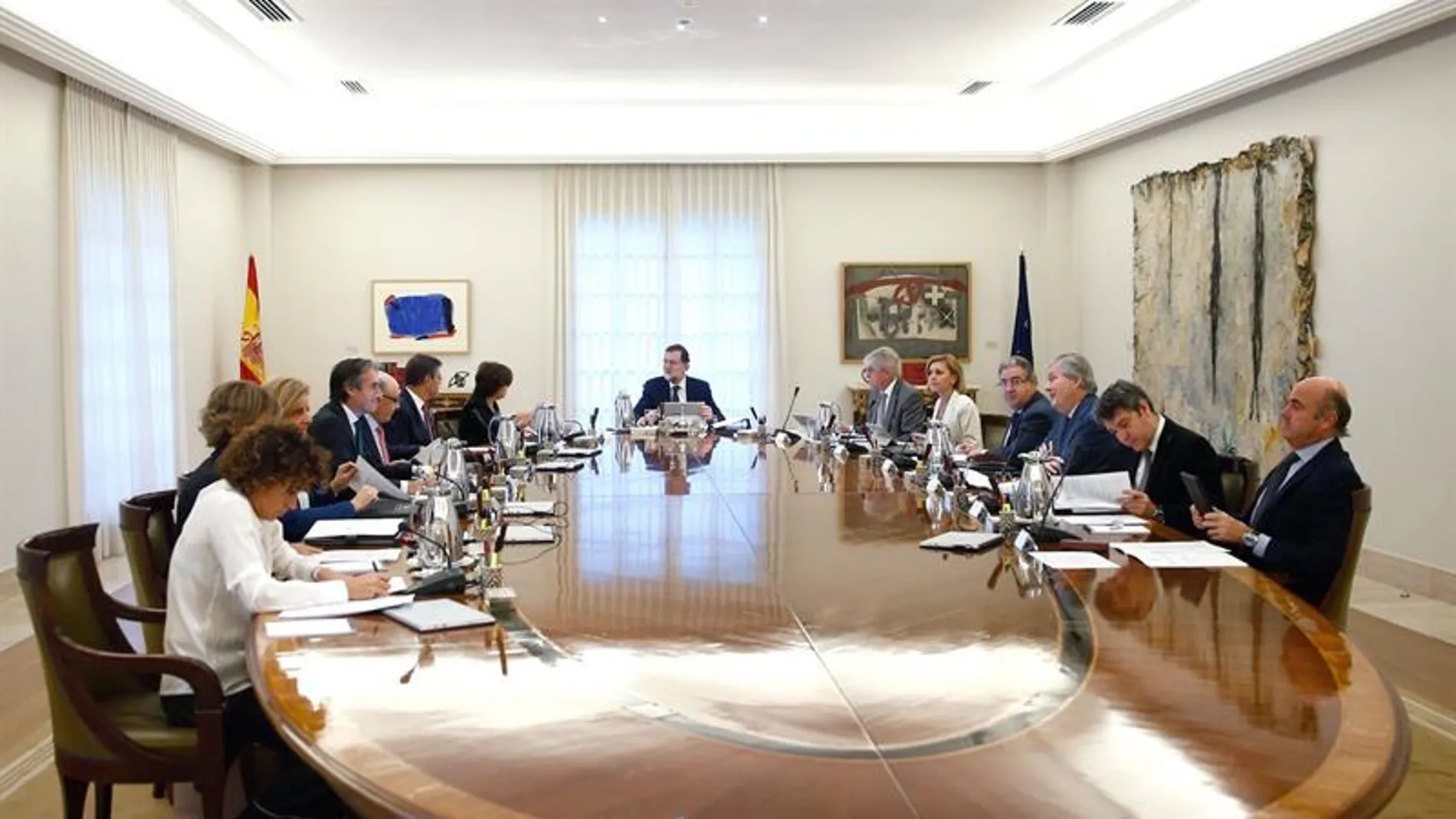 Vista general de la reunión extraordinaria del Consejo de Ministros celebrada tras las palabras de Puigdemont Vista general de la reunión extraordinaria del Consejo de Ministros celebrada tras las palabras de Puigdemont