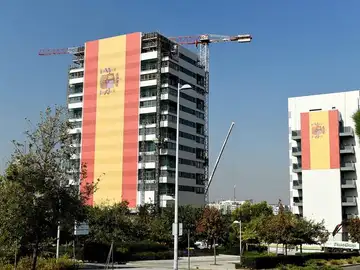 La bandera de España desplegada en Valdebebas La bandera de España desplegada en Valdebebas