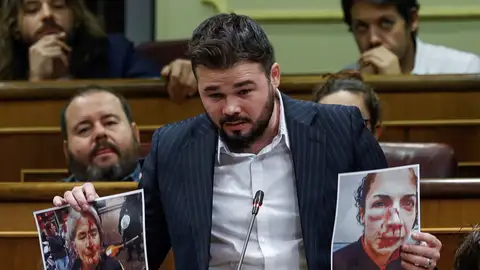 El portavoz de ERC, Gabriel Rufián, muestra unas fotografías durante su intervención El portavoz de ERC, Gabriel Rufián, muestra unas fotografías durante su intervención