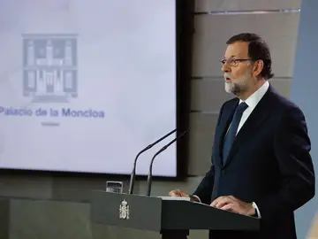 El presidente del Gobierno, Mariano Rajoy, durante su comparecencia ante los medios tras la reunión extraordinaria del Consejo de Ministros El presidente del Gobierno, Mariano Rajoy, durante su comparecencia ante los medios tras la reunión extraordinaria del Consejo de Ministros