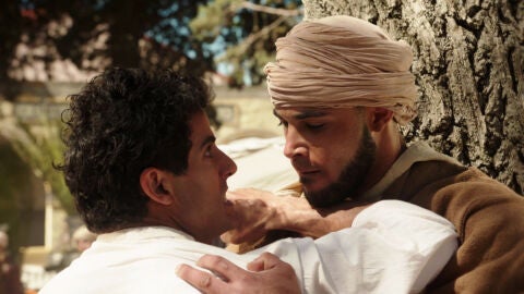 Larbi se enfrenta a su primo ante Pilar y Magdalena