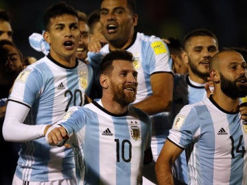 Messi celebra con sus compañeros el pase de Argentina al Mundial