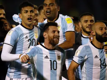 Messi celebra con sus compañeros el pase de Argentina al Mundial Messi celebra con sus compañeros el pase de Argentina al Mundial