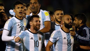 Messi celebra con sus compañeros el pase de Argentina al Mundial