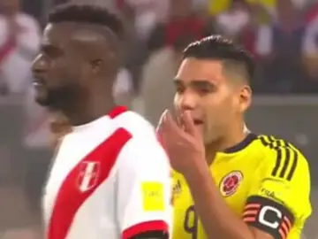 Falcao, hablando con los jugadores peruanos Falcao, hablando con los jugadores peruanos