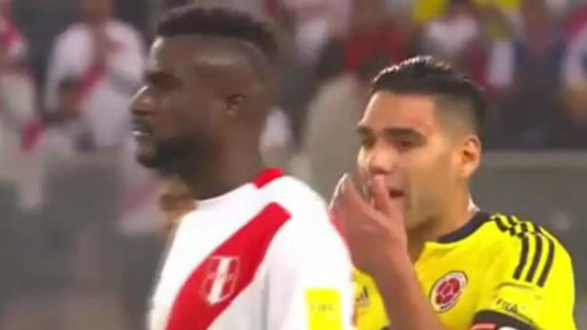 Falcao, hablando con los jugadores peruanos Falcao, hablando con los jugadores peruanos
