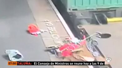 Una mujer se despista y el carrito de su bebé rueda hacia las vías justo cuando pasa un tren