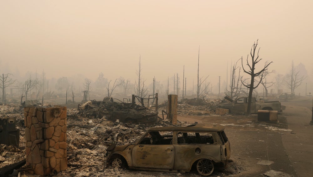 Bomberos no logran controlar fuegos de California que han dejado 21 muertos