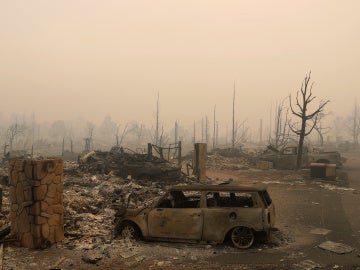 Bomberos no logran controlar fuegos de California que han dejado 21 muertos