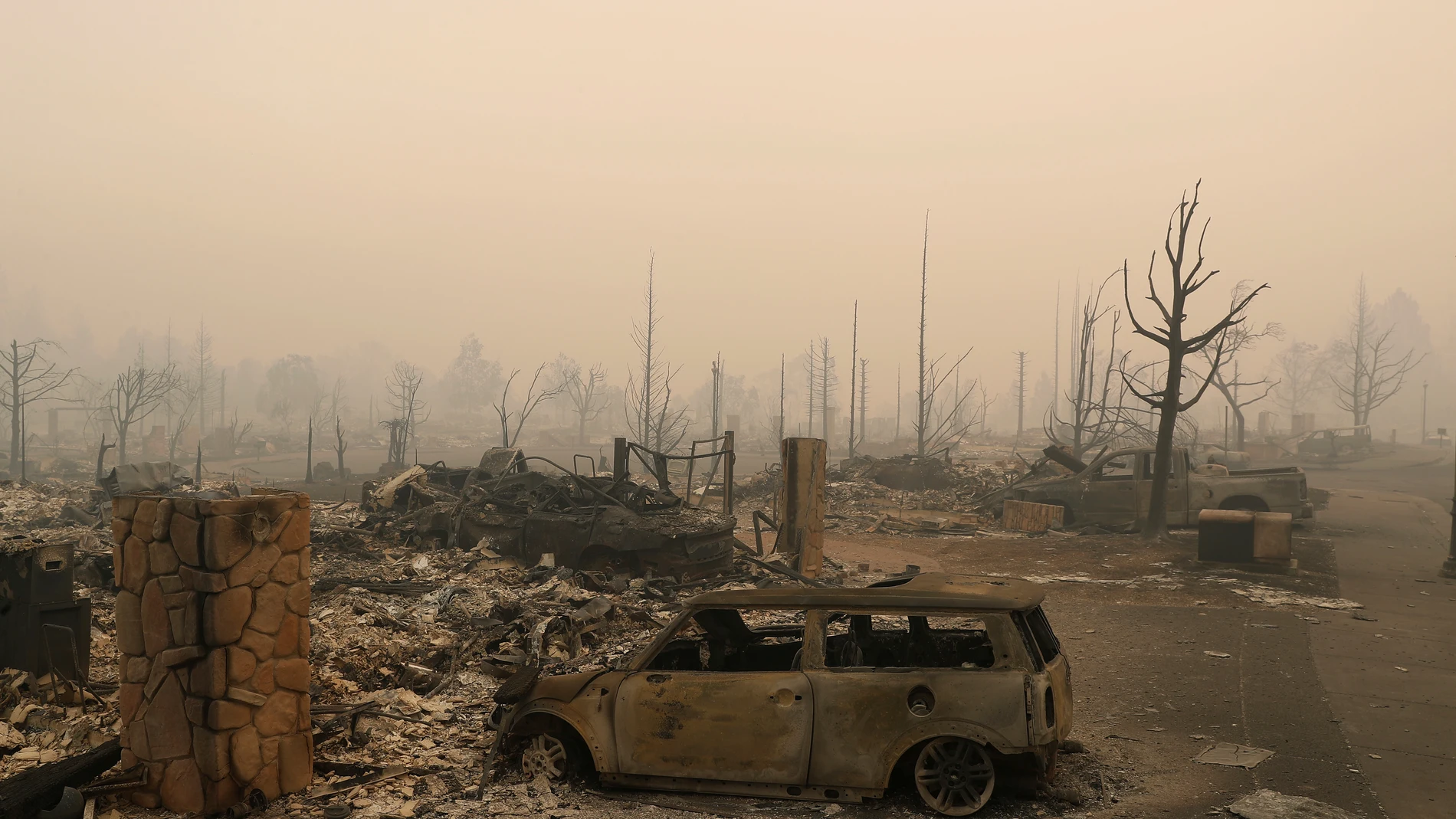 Bomberos no logran controlar fuegos de California que han dejado 21 muertos Bomberos no logran controlar fuegos de California que han dejado 21 muertos