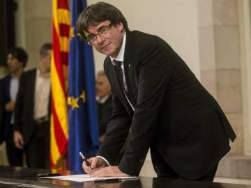El presidente de la Generalitat, Carles Puigdemont, firma el documento sobre la Independencia