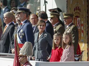 Los Reyes de España junto a sus hijas durante el desfile Los Reyes de España junto a sus hijas durante el desfile